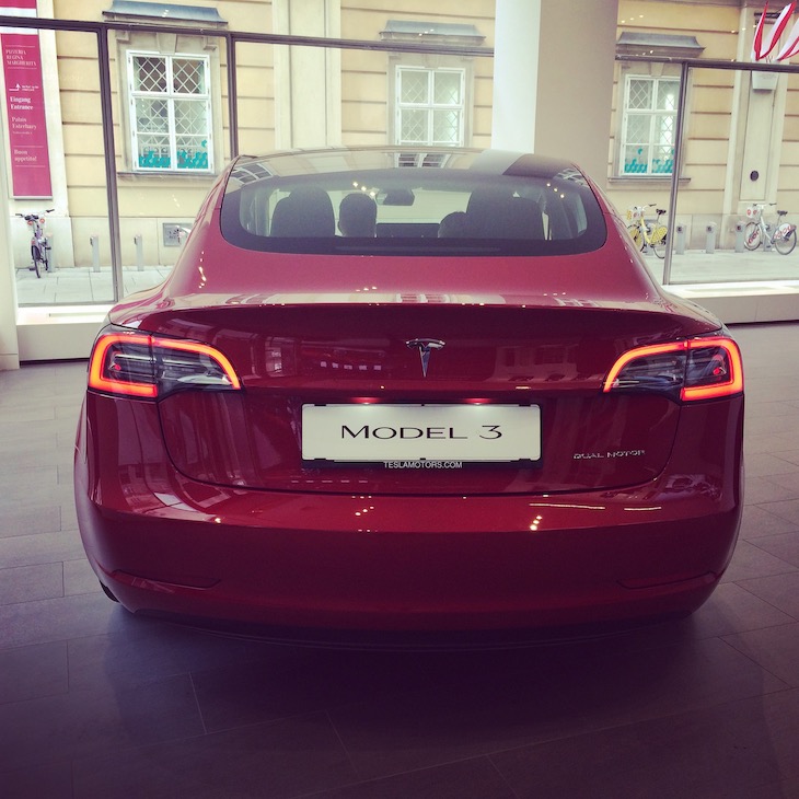 Tesla 3 - tolles Design, genügend Reichweite und Supercharger Netzwerk - viele Gründe, die für dieses Auto sprechen.